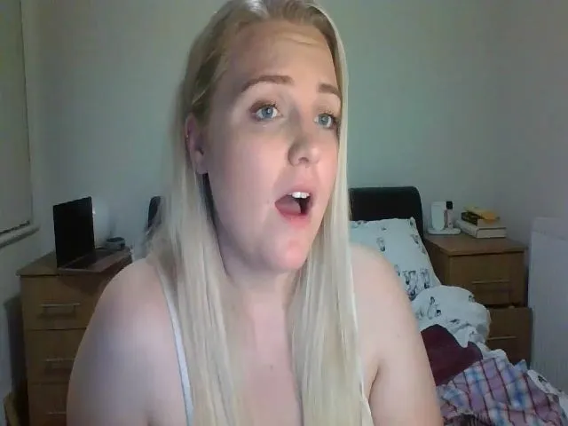 Live sex webcam photo for JessyLou #253917188