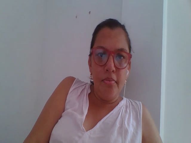 Live sex webcam photo for SweetLola01 #254852970