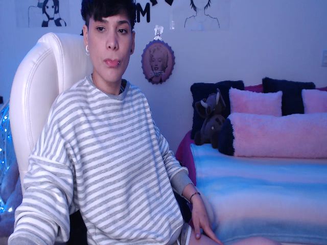 Live sex webcam photo for Laura_R23 #261518448