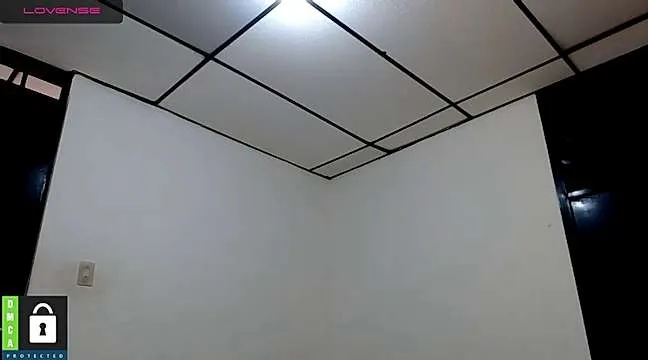 Live sex webcam photo for littlebitch_xx21 #244811359