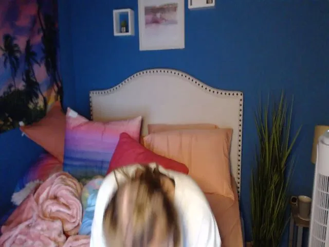 Live sex webcam photo for SnowWhiteXxxx #262189781