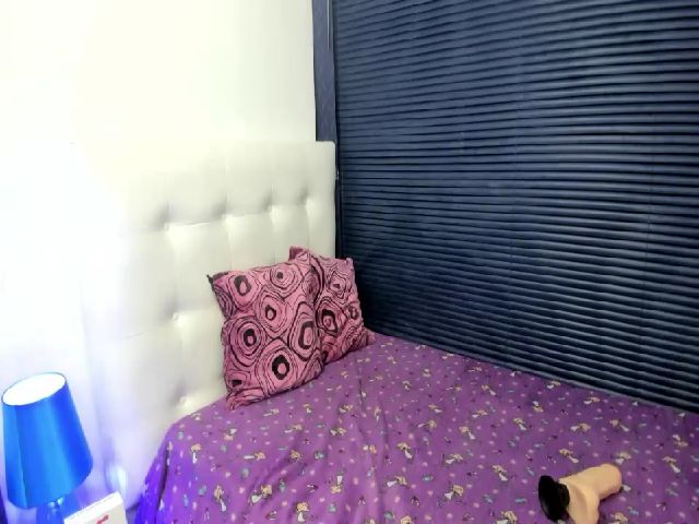 Live sex webcam photo for sexyfox_18 #252685812