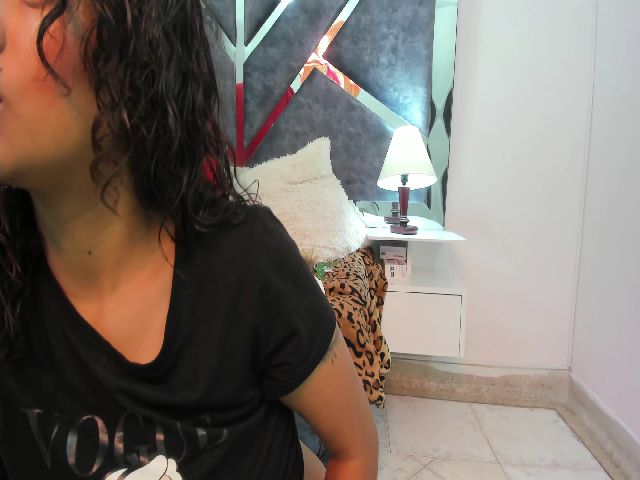 Live sex webcam photo for Isa__santos #252453970