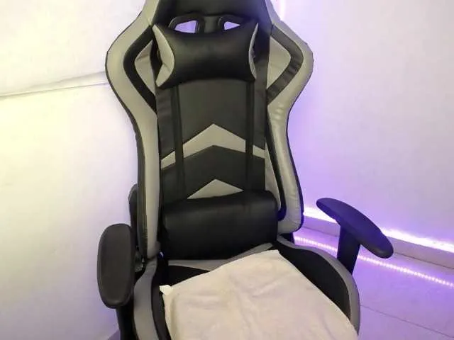 Live sex webcam photo for ninatinydoll #241292501