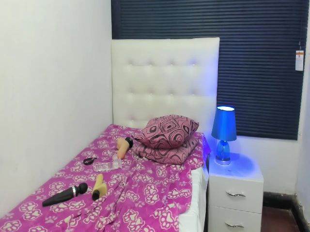 Live sex webcam photo for sexyfox_18 #253704950