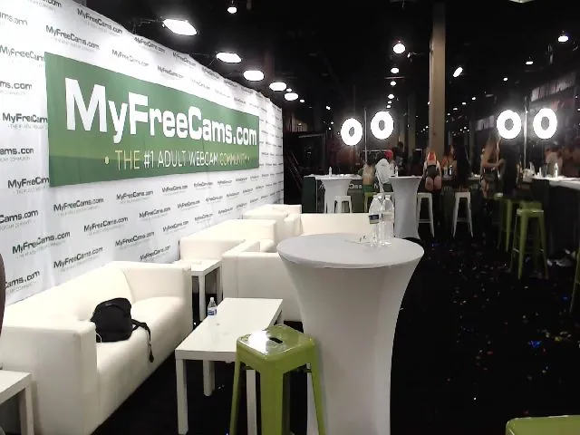 Live sex webcam photo for Itsivyblue #254952937