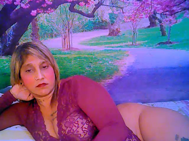 Live sex webcam photo for Roxyfoxy69 #253880580