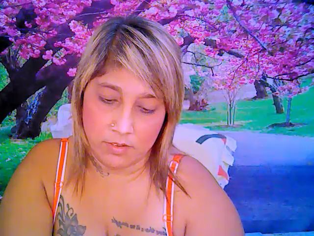 Live sex webcam photo for Roxyfoxy69 #252835808