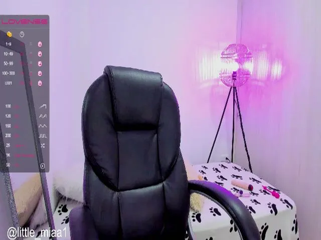 Live sex webcam photo for Little_Miaa1 #254262787