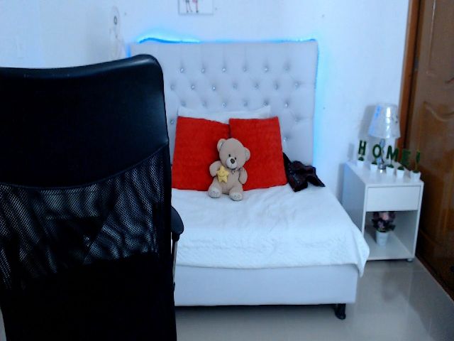 Live sex webcam photo for Antonella_lpz #261680933