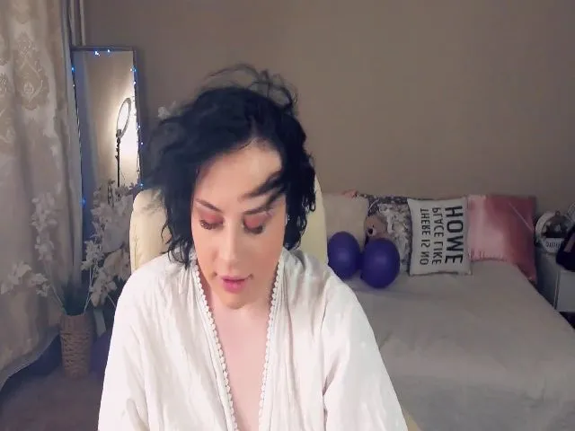Live sex webcam photo for SerahMirabeli #252461951