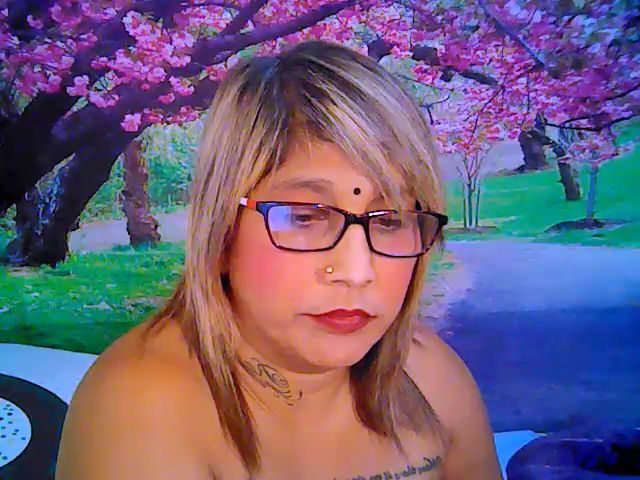 Live sex webcam photo for Roxyfoxy69 #257029596