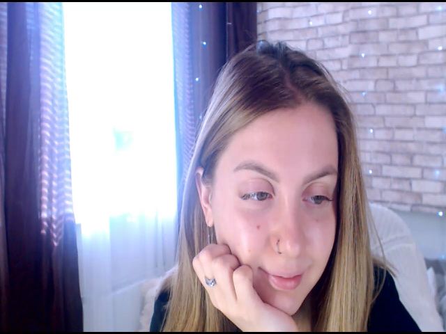 Live sex webcam photo for CumMeaRiver #253289276