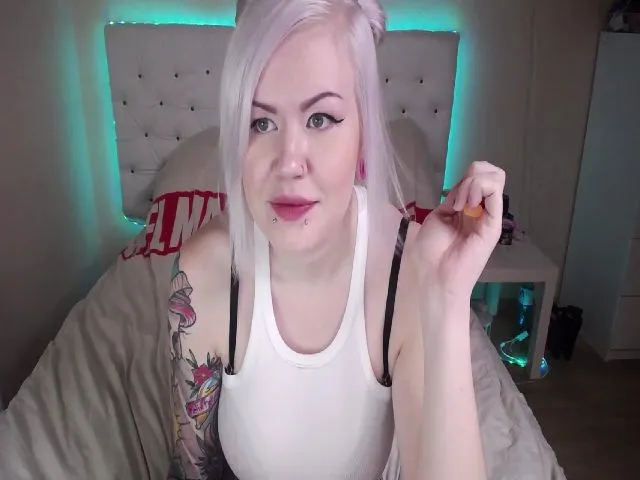 Live sex webcam photo for PrettyOne4You #252322659