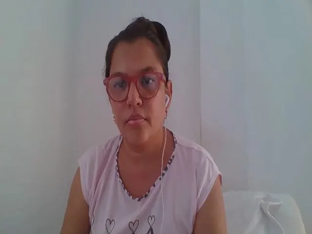 Live sex webcam photo for SweetLola01 #254249528