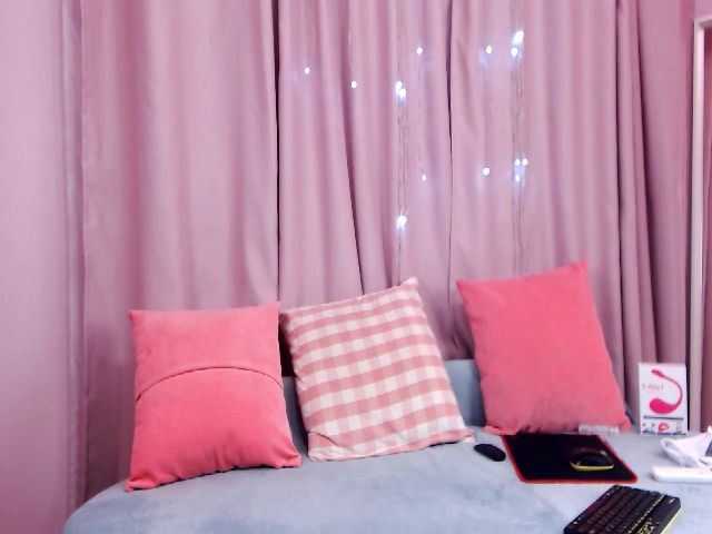 Live sex webcam photo for ArianaPetite #254678154