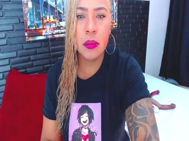 Live sex webcam photo for Samantha_25_ #262030256
