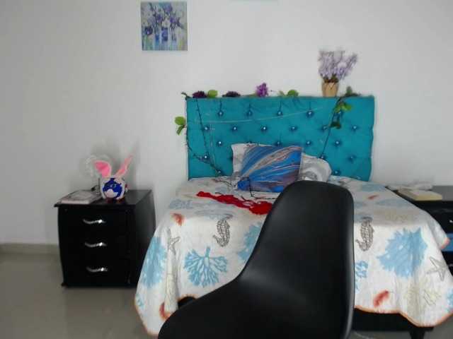 Live sex webcam photo for EVELYN-QUEEN #249340886