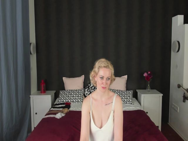 Live sex webcam photo for Mia__Bond #259948494