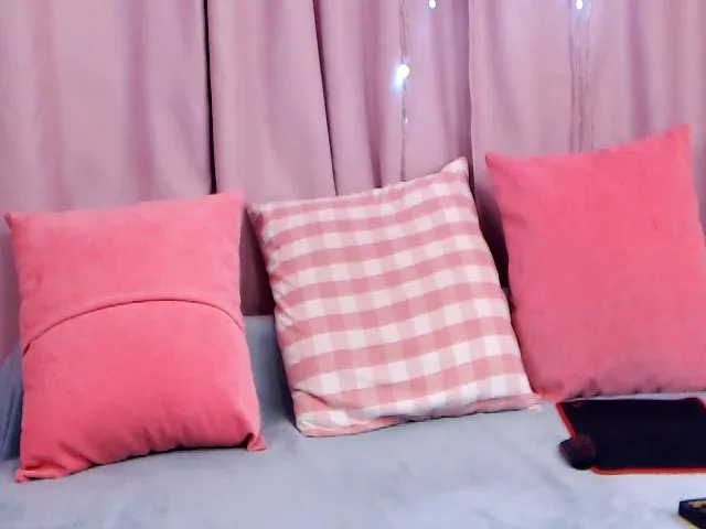 Live sex webcam photo for ArianaPetite #254005704