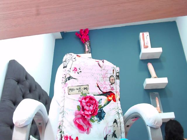 Live sex webcam photo for HANNAH_19 #257319627