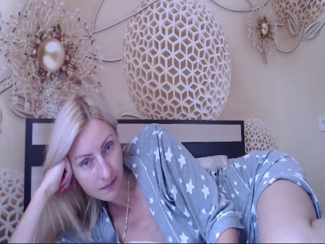 Live sex webcam photo for MeltingJulia #258153794