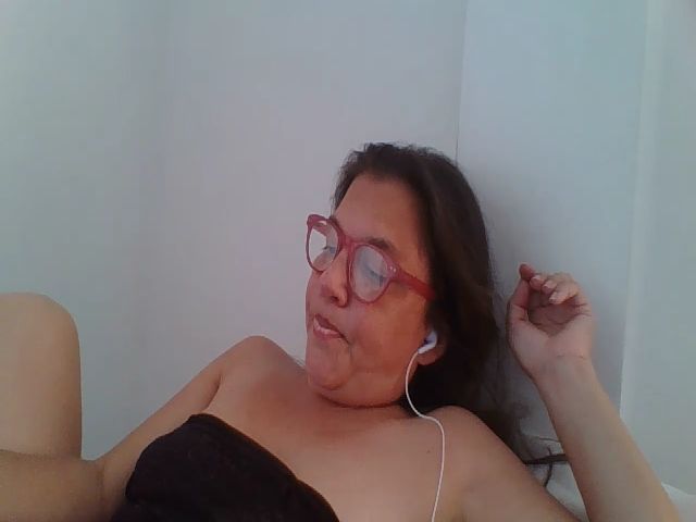 Live sex webcam photo for SweetLola01 #265096782