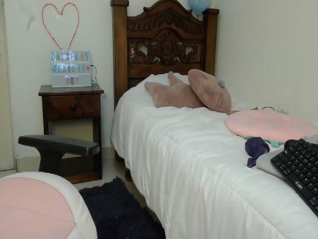 Live sex webcam photo for Cailyn_Hot1 #258671224