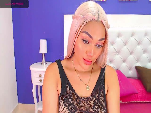 Live sex webcam photo for Scarlett_1801 #256418286