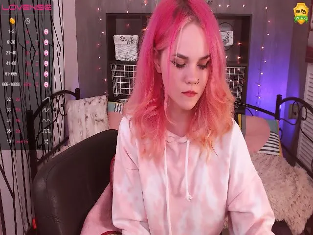 Live sex webcam photo for KerryBlair #260585522