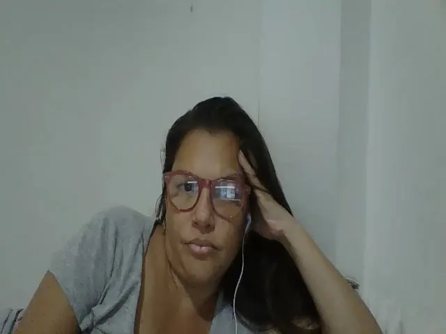 Live sex webcam photo for SweetLola01 #252971735