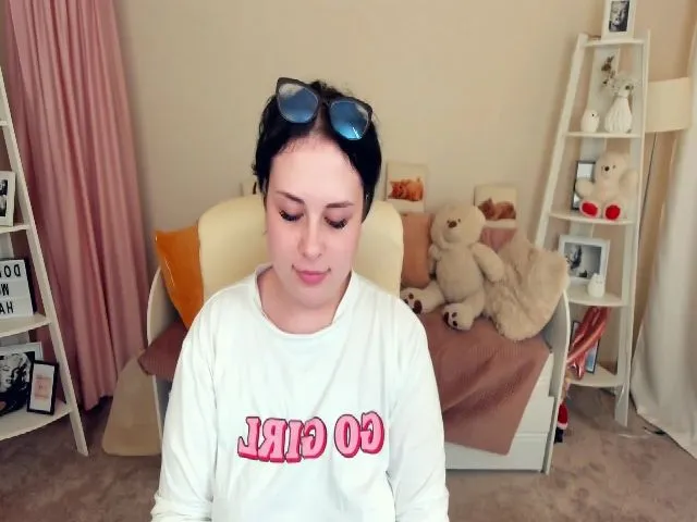 Live sex webcam photo for SerahMirabeli #263592872