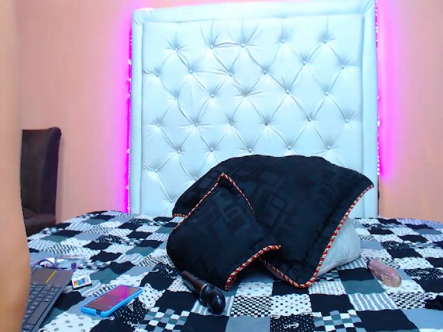 Live sex webcam photo for CrystalJoness #256550005