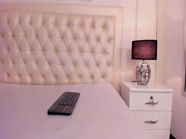 Live sex webcam photo for Mackenzie__20 #254690171
