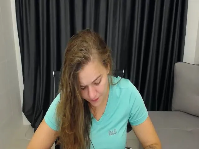 Live sex webcam photo for KellyKleine #255351738