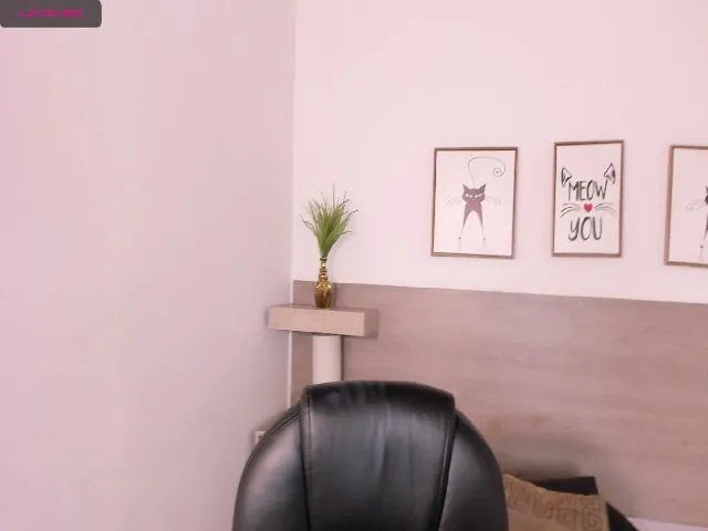Live sex webcam photo for Naughty_Milf #253832644