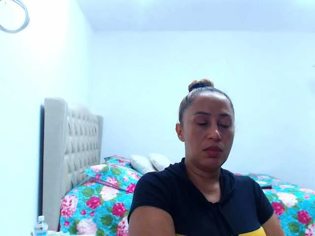 Live sex webcam photo for RoxanaMilf #242372596