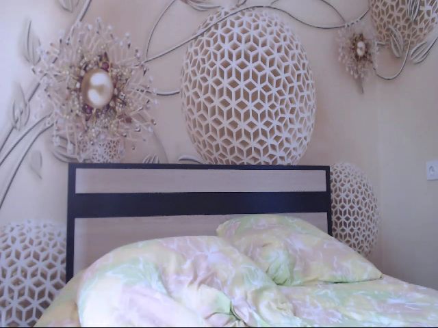 Live sex webcam photo for MeltingJulia #262100535