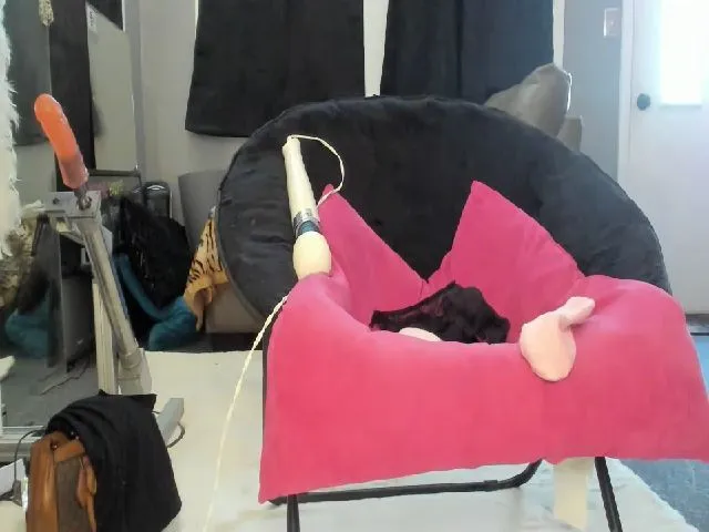 Live sex webcam photo for KinkyKortney #263098931