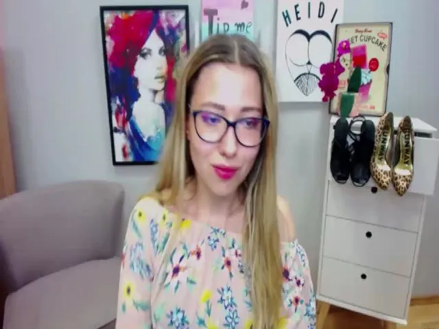 Live sex webcam photo for HeidiFLOWER #263654584