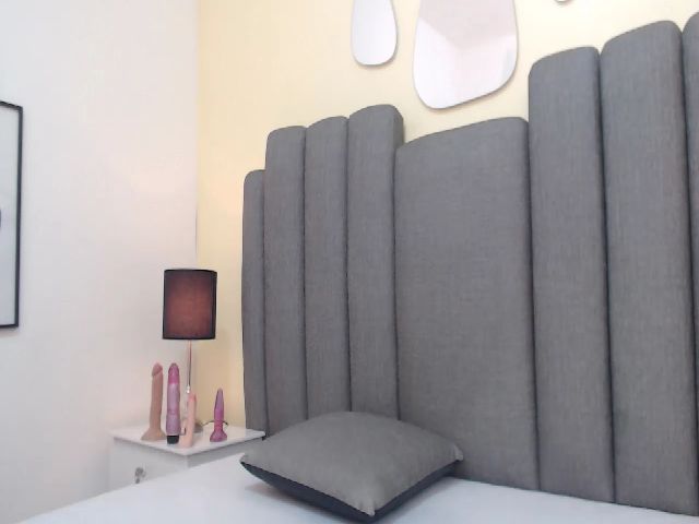 Live sex webcam photo for Sweet_luna_1 #260791715