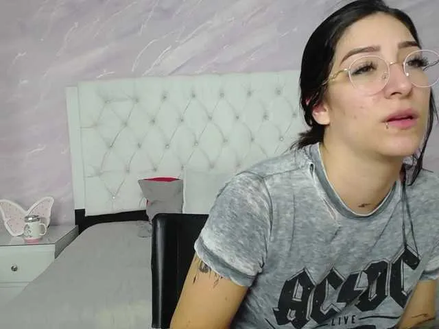 Live sex webcam photo for Karinapuerta #241467328