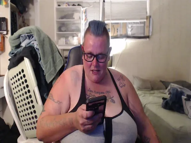 Live sex webcam photo for PunkChick420 #258499700