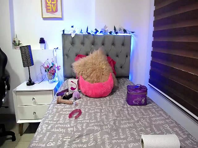 Live sex webcam photo for Cristal_19 #255305265