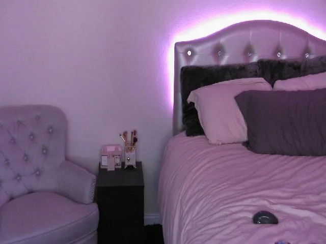 Live sex webcam photo for MeganMaxine #260526061
