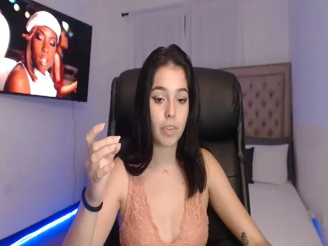 Live sex webcam photo for Heily_ #261769758