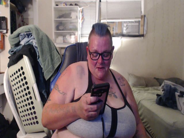 Live sex webcam photo for PunkChick420 #258501841