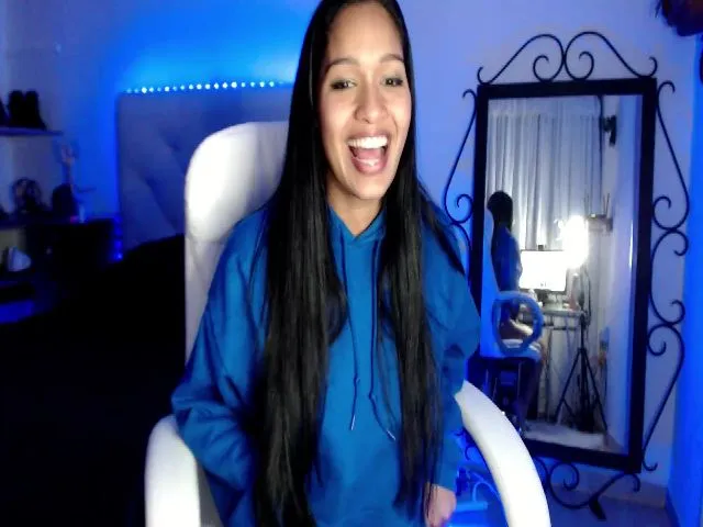 Live sex webcam photo for Sexy_latina69 #255291860