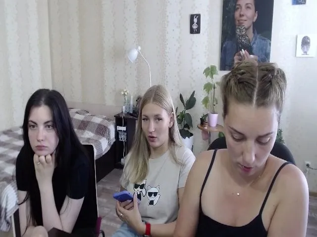 Live sex webcam photo for Emi_lywild #261389793