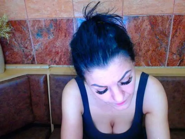 Live sex webcam photo for Yanisa28 #241242580